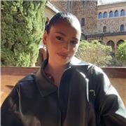 Profesora titulada en Traducción e Interpretación en inglés y francés. Experiencia dando clases a niños de entre 1-10 años.